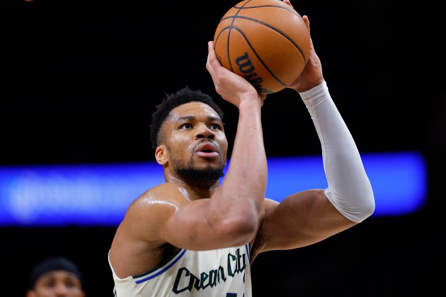 V体育在线入口-字母哥21+17沃克空砍32分 雄鹿险胜老鹰